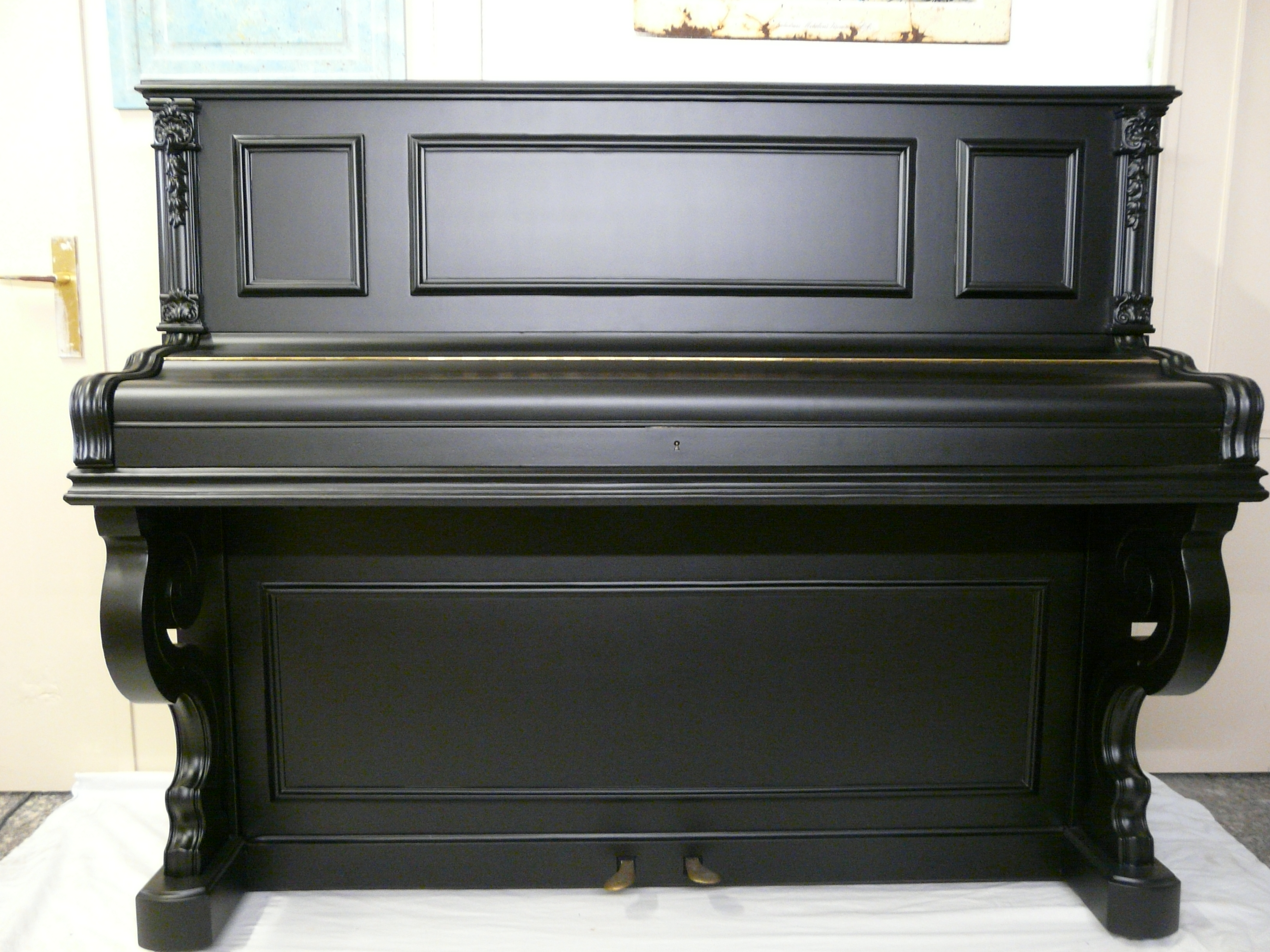 Restauración de piano lacado en negro mate.